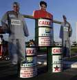 <p>Bonecos de papelão da presidente Dilma Rousseff e de ex-diretores da Petrobras em protesto contra a corrupção, em frente ao Congresso Nacional, em Brasília, em maio</p>  Foto: Ueslei Marcelino / Reuters