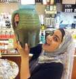 Estudante de medicina Sameera Raziuddin levou sua própria jarra à cafeteria para tomar a bebida mais cara já vendida pelo Starbucks  Foto: Reprodução / Daily Mail / Sameera Raziuddin
