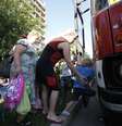 <p>Moradores de Donetsk, entram em um &ocirc;nibus partindo para a R&uacute;ssia para escapar do combate entre o ex&eacute;rcito ucraniano e os rebeldes pr&oacute;-russas, em 16 de julho</p>  Foto: Maxim Zmeyev / Reuters