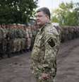 <p>Presidente ucraniano, Petro Poroshenko se re&uacute;ne com militares&nbsp;perto da cidade de Slaviansk, em 8 de julho</p>  Foto: Gleb Garanich / Reuters