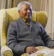 <p>Nesta foto de arquivo de 6 de agosto de 2012, o ex-presidente da &Aacute;frica do Sul, Nelson Mandela, &eacute; visto em sua casa em Qunu, &Aacute;frica do Sul, durante a visita da&nbsp;Secret&aacute;ria&nbsp;de Estado dos EUA, Hillary Clinton</p>  Foto: Jacquelyn Martin / AP