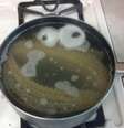 Foto postada na rede social Reddit em que usuário flagrou o personagem Cookie Monster em panela de macarrão  Foto: Reprodução/i.imgur.com/FXIGaSY.jpg