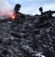 Um dos focos de fogo do avião da Malaysia Airliness que caiu nesta quinta  Foto: Dmitry Lovetsky / AP