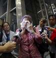 Mulher chora enquanto espera informações no Aeroporto Internacional de Kuala Lumpur.  18/7/2014 (na Malásia).  Foto: Samsul Said / Reuters