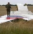 Separatista armado pró-Rússia sobre destroço do avião da Malaysia que caiu na Ucrânia. 17/07/2014  Foto: Maxim Zmeyev / Reuters