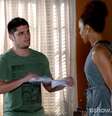 André (Bruno Gissoni) rasga envelopes com provas de quem é sua mãe biológica  Foto: TV Globo / Divulgação