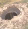 <p>Há boatos de que a cratera tenha sido causada pela queda de um meteorito</p>  Foto: Twitter