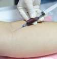 <p>Na d&eacute;cada de 80, a&nbsp;hepatite C n&atilde;o era&nbsp;conhecida e, por isso,&nbsp;n&atilde;o havia um exame de sangue para identific&aacute;-la</p>  Foto: Getty Images 