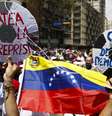 Cartaz usado em uma das manifestações diz: chute a repressão  Foto: Carlos Garcia  / Reuters