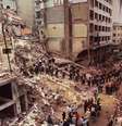 <p>Bombeiros e equipes de resgate procuram sobreviventes entre os escombros do centro da Comunidade Judaica em Buenos Aires, depois de um carro-bomba destruir o edifício em 18 de julho de 1994</p>  Foto: AP