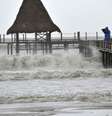 Homem filma fortes ondas no sul da província de Hainan, na China, enquanto o tufão Rammasun se aproxima do local  Foto: AFP