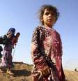 <p>Pessoas que deixaram a cidade de Mossul, caminham dentro de campo de refugiados na periferia de Arbil</p>  Foto: Stringer / Reuters