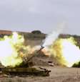 <p>Canhões do exército israelense, de fabricação americana, fazem disparos a partir da fronteira Israel-Gaza para a Faixa de Gaza, nesta sexta-feira, 18 de julho</p>  Foto: JACK GUEZ / AFP