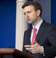 Porta-voz da Casa Branca, Josh Earnest, anunciou posição dos EUA sobre a queda do avião  Foto: Jacquelyn Martin / AP