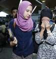 Familiar de vítima do voo MH17 chega ao Aeroporto Internacional de Kuala Lumpur  Foto: Olivia Harris / Reuters