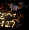 <p>Pessoas acendem velas para oferecer orações para as vítimas do voo da Malaysia Airlines MH 17, em um shopping center em Petaling Jaya, perto de Kuala Lumpur, na Malásia, nesta sexta-feira, 18 de julho</p>  Foto: Paul Joshua / AP