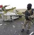 Separatista pró-Rússia no local da queda do avião da Malaysia Airlines no leste da Ucrânia. 18/07/2014  Foto: Maxim Zmeyev / Reuters