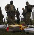 Separatistas pró-russos observam pertences de passageiros de avião derrubado na Ucrânia. 18/07/2014  Foto: Maxim Zmeyev / Reuters
