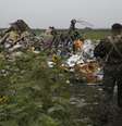 <p>Separatista ucraniano observa um dos v&aacute;rios campos de destro&ccedil;os do voo MH17</p>  Foto: Maxim Zmeyev (UKRAINE - Tags: POLITICS TRANSPORT DISASTER CIVIL UNREST) / Reuters