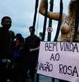 Manifestante tira a roupa durante protesto em SP. Ela escreve no corpo a frase isso não é um convite  Foto: Leonardo Benassatto / Futura Press