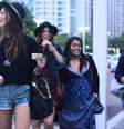 Bruna Marquezine curtiu uma tarde no shopping com amigos no Rio de Janeiro  Foto: William Oda / AgNews