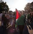 <p>Manifestantes carregam bandeira da Palestina durante protesto contra a ofensiva de Israel em Gaza, em Paris, na última semana</p>  Foto: Thibault Camus / AP