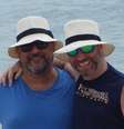 <p>Claudio (à esq.) posa ao lado de seu marido Glenn, durante uma viagem do casal</p>  Foto: Facebook / Reprodução