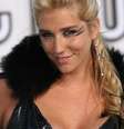 Kesha aposta em trança com moicano  Foto: s_bukley/Shutterstock