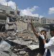 Socorrista ajuda sobrevivente palestino após ataque israelense em Gaza  Foto: Mahmud Mams / AFP
