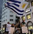 Manifestantes protestaram pelo fim da perseguição política em frente ao Consultado do Uruguai, no Rio de Janeiro, onde três ativistas pediram abrigo  Foto: Tomaz Silva / Agência Brasil