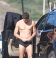 Cauã Reymond fez a alegria de quem passava pelo calçadão da praia do Recreio, na zona oeste do Rio de Janeiro, nesta segunda-feira (21). Isso porque o ator foi clicado de sunga, antes de colocar uma roupa de borracha para surfar  Foto: Dilson Silva / AgNews