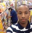 <p>Na cena, uma funcionária de um mercado aparece atrás do jovem em todos os cortes, como se estivesse seguindo-o</p>  Foto: Vine / Reprodução