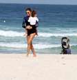 Grazi Massafera aproveitou a folga para curtir uma praia com a filha, nesta segunda-feira (21), na Barra da Tijuca, zona oeste do Rio de Janeiro  Foto: Wallace Barbosa / AgNews