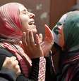 Mulheres palestinas choram a morte de parente por forças israelenses nesta segunda-feira  Foto: Reuters