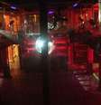 <p>Durante a festa, o ambiente estava escuro e iluminado apenas por um globo</p>  Foto: La Nacion / Reprodução