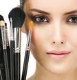 Além de colorirem o rosto e cobrirem imperfeições, as maquiagens também podem ajudar no combate  à oleosidade, desidratação, flacidez e acne   Foto: Leonid and Anna Dedukh / Shutterstock 