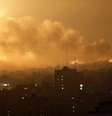 <p>Céu de Gaza fica coberto de fumaça após disparo de mísseis de Israel, em 22 de julho</p>  Foto: Khalil Hamra / AP