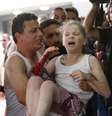 <p>Um palestino carrega uma menina ferida na sala de emergência do Hospital Shifa, no norte da Faixa de Gaza, em 20 de julho</p>  Foto: Lefteris Pitarakis / AP
