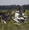 <p>Um rebelde separatista pró-Rússia protege o local da queda do avião da Malaysia Airlines enquanto monitores europeus e investigadores malaios inspecionam a área</p>  Foto: Maxim Zmeyev / Reuters
