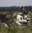 Investigador da Malásia inspeciona local de acidente com voo MH17 da Malaysia na Ucrânia nesta terça-feira.  Foto: Maxim Zmeyev / Reuters
