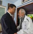 Segundo a televisão estatal da ilha, o ex-presidente cubano e Xi Jinping tiveram um "encontro fraternal"  Foto: Alex Castro / AP