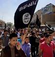 <p>Manifestantes entoam slogans do Estado Islâmico em ruas de <br />Mossul, no Iraque, em 16 de junho</p>  Foto: AP
