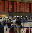 <p>Passageiros aguardam na fila de controle de segurança antes de partir do Aeroporto Internacional Ben Gurion, em Tel Aviv, em 22 de julho</p><p> </p>  Foto: Siegfried Modola / Reuters