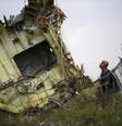 Investigador da Malásia inspeciona local de queda de avião na Ucrânia.  Foto: Maxim Zmeyev / Reuters