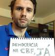 Paulo André estimulou torcedores a levarem cartazes aos jogos, pedindo a democracia na CBF  Foto: Facebook/ Paulo André Oficial / Reprodução