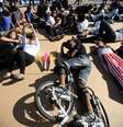 Manifestantes deitam no chão durante protesto  Foto: Tânia Rêgo / Agência Brasil