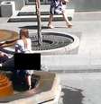 <p>O casal faz sexo em uma fonte da rua Leningrado, em Samara, Rússia</p>  Foto: Twitter