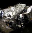 <p>Bombeiros observam destroços do avião da TransAsia Airways nas ilhas Penghu, em 23 de julho</p>  Foto: Wong Yao-wen / Reuters