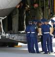 Após um minuto de silêncio, militares transportaram os primeiros caixões e os colocaram em um dos dois aviões Hércules C-130  Foto: Gleb Garanich / Reuters