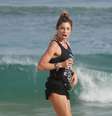 Grazi Massafera aproveitou a tarde ensolarada para fazer sua tradicional corrida na praia da Barra da Tijuca, Zona Oeste do Rio de Janeiro, nesta quinta-feira (24)  Foto: Dilson Silva / AgNews
